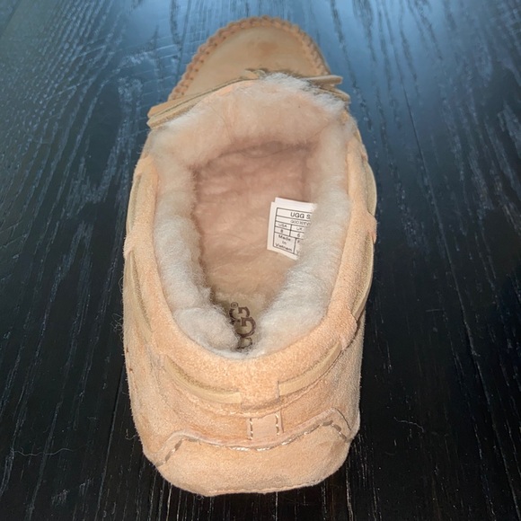 Barely worn Ugg Dakota slippers. - Picture 4 of 5